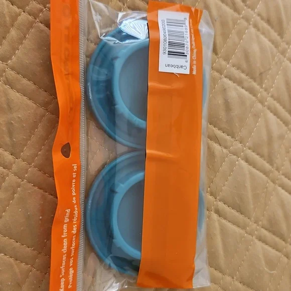 Le Creuset Mill Caps - Picture 2 of 2